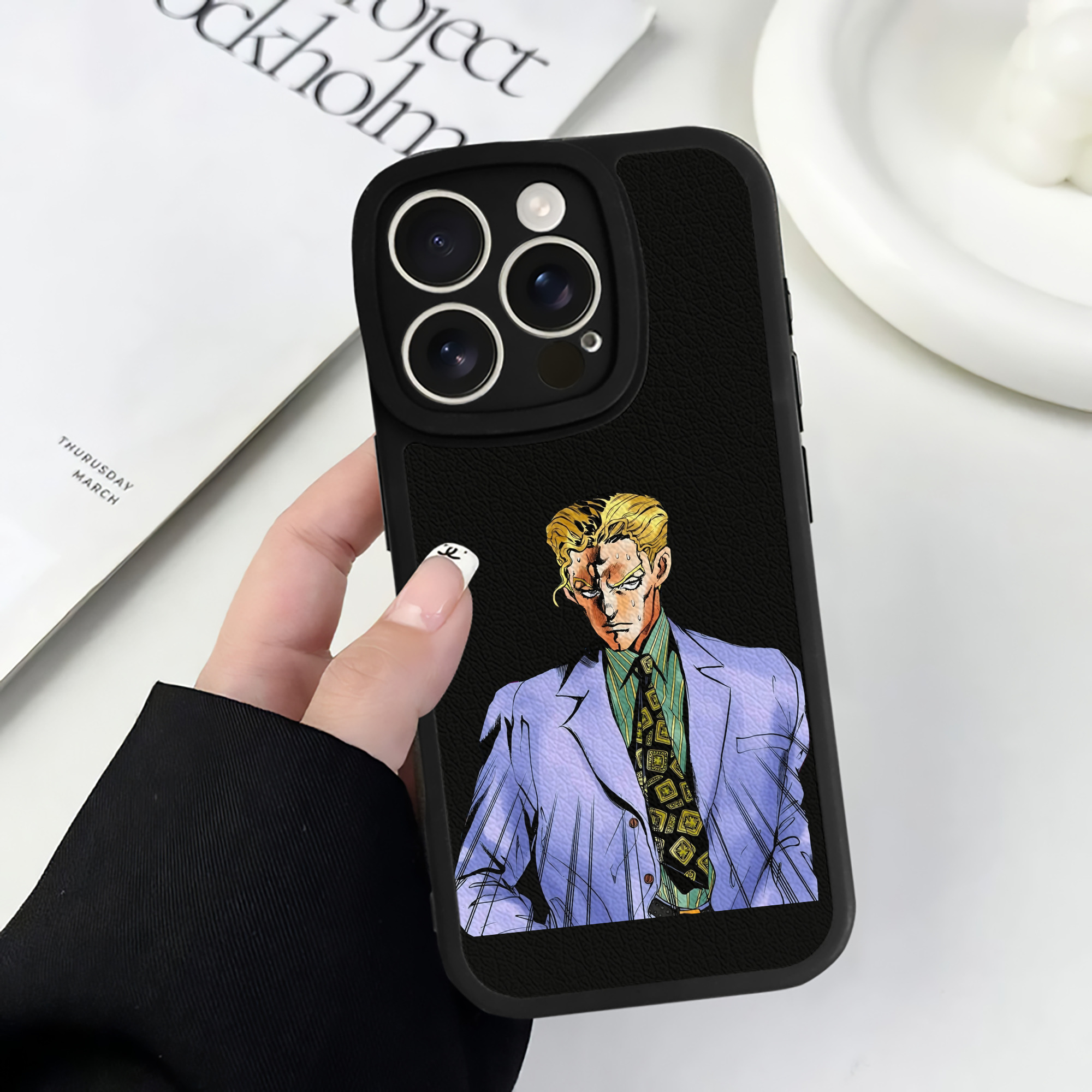 （画像用） ジョジョの奇妙な冒険 きら よしかげ JoJo's Bizarre Adventure Kira Yoshikage 【iPhone 16シリーズ対応】シリコンスマホケース（レザー調） 材質：シリコン